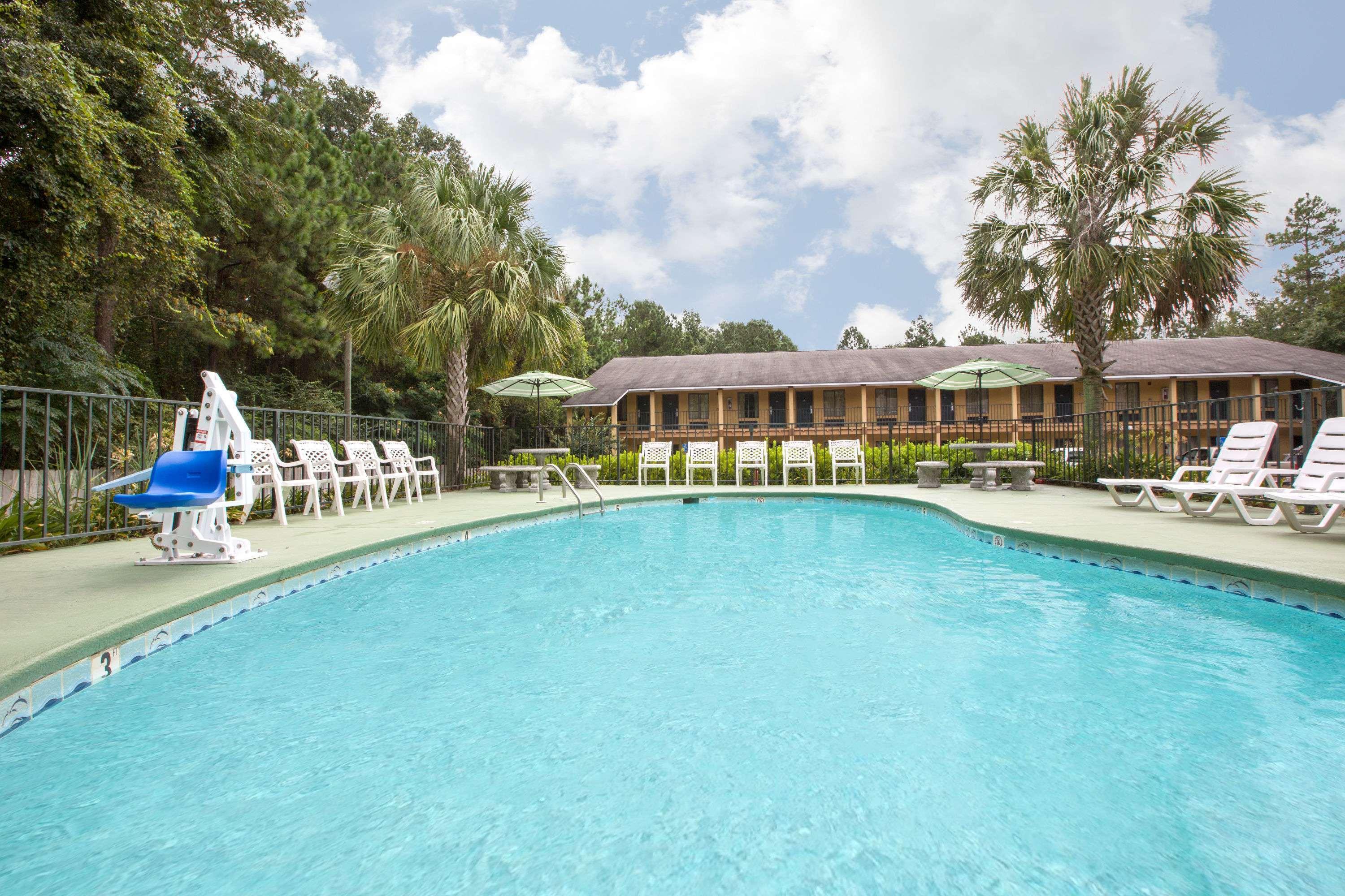 Howard Johnson By Wyndham Dothan Hotel Exterior photo